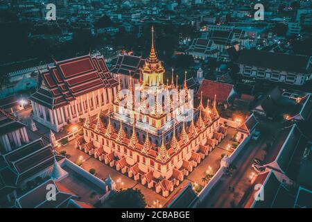 Luftaufnahme des Loha Prasat-Tempels in der Altstadt von Bangkok In Thailand Stockfoto