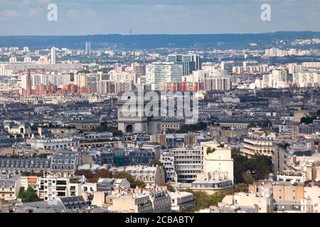 Paris, Frankreich - September 01 2016: Luftaufnahme des Triumphbogens de l'Étoile (englisch: Triumphbogen des Sterns) ist einer der berühmtesten Monu Stockfoto