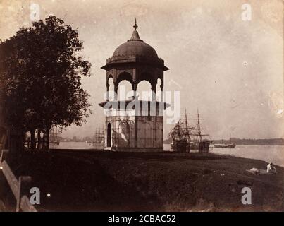 Lord Ellenborough's Folly auf dem Calcutta Course, 1858-61. Das Gwalior Monument, auch bekannt als Ellenborough &#x2019;s Folly, oder der Pepperpot, ist ein achteckiges Kenotaph, das 1847 von Lord Ellenborough, dem Generalgouverneur von Indien, als Denkmal für die Offiziere und Männer errichtet wurde, die während des Gwalior Krieges 1843 fielen. Stockfoto