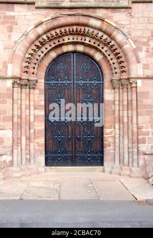 Herrliche Eingangstür, St. Michael & Allerheiligen Pfarrkirche, Ledbury, Herefordshire, England Stockfoto