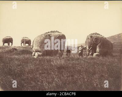 Two Men by Monumental Elephant Statues, China, 1860er-70er Jahre. Stockfoto