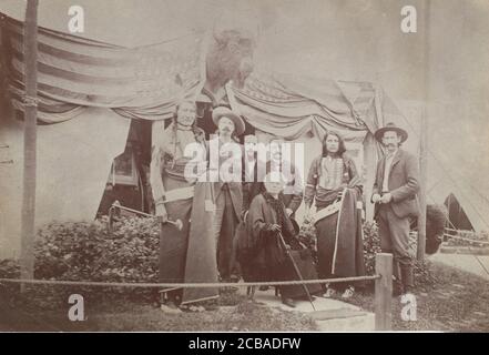 William F. „Buffalo Bill“ Cody, &lt; Name nicht gefunden! &gt;, Chief Rocky Bear, Chief Red Shirt, William "Broncho Bill" Irving, Roland Knoedler und [Benjamin?] Tedesco vor Codys Zelt auf der Pariser Ausstellung Universelle, 1889. Stockfoto