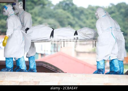 Kathmandu, Nepal. August 2020. Die nepalesische Armee trägt die Leiche eines 32-jährigen Mannes aus dem Distrikt Dhading, der am Mittwoch, den 12. August 2020, im Hams Hospital eingeliefert wurde, erlag der COVID-19 auf der Einäscherungsstelle Pashupathinath in Kathmandu, Nepal. Kredit: Skanda Gautam/ZUMA Wire/Alamy Live Nachrichten Stockfoto