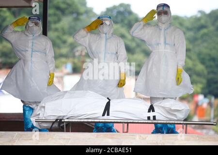 Kathmandu, Nepal. August 2020. Die nepalesische Armee zollt der Leiche eines 32-jährigen Mannes aus Dhading, der im Hams Hospital eingeliefert wurde, am Mittwoch, dem 12. August 2020, dem COVID-19 auf der Einäscherungsstelle Pashupathinath in Kathmandu, Nepal, erlegen ist, letzte Ehre. Kredit: Skanda Gautam/ZUMA Wire/Alamy Live Nachrichten Stockfoto