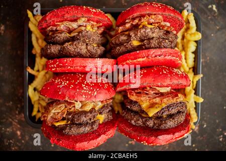 Burger auf pommes frites Stockfoto