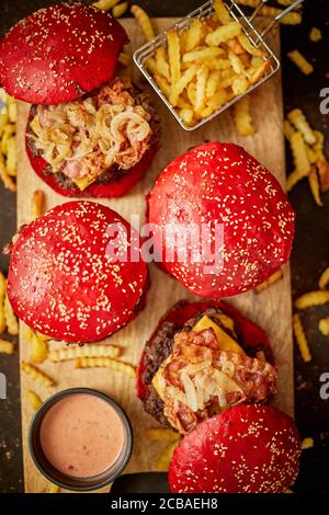 Burger in der Nähe von Sauce und pommes frites Stockfoto