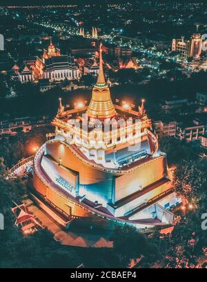 Luftaufnahme des Wat Saket Golden Mount Tempels in Bangkok Altstadt in Thailand Stockfoto