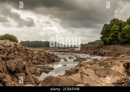 Wasser des Ken River fließt durch eine felsige Schlucht in einen entwässerten Earlstoun Dam und Loch / Stausee, auf dem Galloway Hydro Electric Scheme, Dalry, Scot Stockfoto