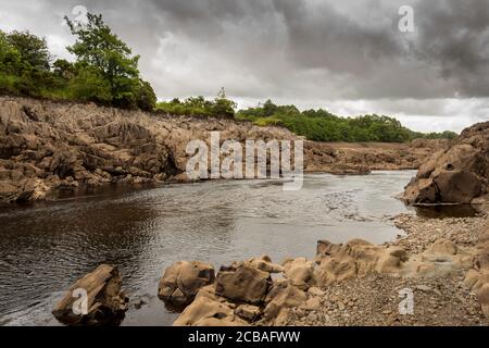 Das Wasser des Ken Flusses fließt durch eine felsige Schlucht in Galloway, Schottland, aufgrund des Earlstoun Dam und des Loch / Stausees, auf dem Galloway Hydro Stockfoto