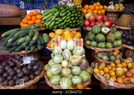 Obstvielfalt im Mercado dos Lavaradores, Farmers Market, Funchal, Madeira. Das Gebäude wurde 1940 eröffnet. Art déco-Stil Stockfoto