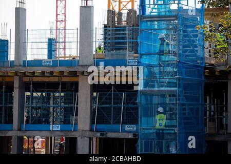 Laufende Bauarbeiten am geplanten Ort des Athleten heute Morgen. Die Organisatoren der Commonwealth Games 2022 in Birmingham planen nicht mehr, ein Dorf für Athleten auf einem einzigen Platz zu nutzen. Die Unterkunft sollte im Stadtteil Perry Barr gebaut werden, aber die Coronavirus-Pandemie hat das Denken verändert, und drei Standorte werden nun alternativ genutzt. Stockfoto