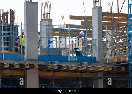 Laufende Bauarbeiten am geplanten Ort des Athleten heute Morgen. Die Organisatoren der Commonwealth Games 2022 in Birmingham planen nicht mehr, ein Dorf für Athleten auf einem einzigen Platz zu nutzen. Die Unterkunft sollte im Stadtteil Perry Barr gebaut werden, aber die Coronavirus-Pandemie hat das Denken verändert, und drei Standorte werden nun alternativ genutzt. Stockfoto