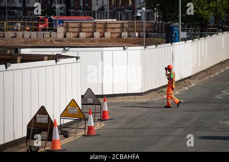 Laufende Bauarbeiten am geplanten Ort des Athleten heute Morgen. Die Organisatoren der Commonwealth Games 2022 in Birmingham planen nicht mehr, ein Dorf für Athleten auf einem einzigen Platz zu nutzen. Die Unterkunft sollte im Stadtteil Perry Barr gebaut werden, aber die Coronavirus-Pandemie hat das Denken verändert, und drei Standorte werden nun alternativ genutzt. Stockfoto