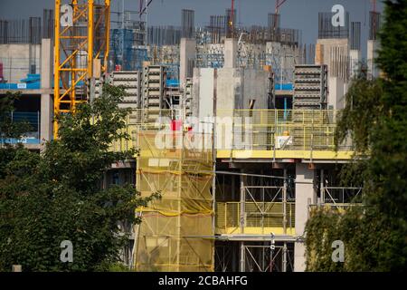 Laufende Bauarbeiten am geplanten Ort des Athleten heute Morgen. Die Organisatoren der Commonwealth Games 2022 in Birmingham planen nicht mehr, ein Dorf für Athleten auf einem einzigen Platz zu nutzen. Die Unterkunft sollte im Stadtteil Perry Barr gebaut werden, aber die Coronavirus-Pandemie hat das Denken verändert, und drei Standorte werden nun alternativ genutzt. Stockfoto