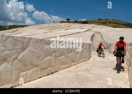 ciclisti -Cretto di Burri, la più grande Opera d'arte a cielo aperto in italia, Alberto Burri, arte ambientale, Gibellina vecchia terremoto del Belice Stockfoto