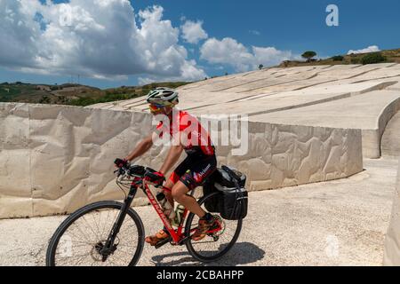 ciclisti -Cretto di Burri, la più grande Opera d'arte a cielo aperto in italia, Alberto Burri, arte ambientale, Gibellina vecchia terremoto del Belice Stockfoto