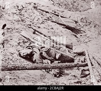 Toter konföderierte Soldat in Fort Mahone, Petersburg, 1864. Früher Mathew B. Brady zugeschrieben. Stockfoto