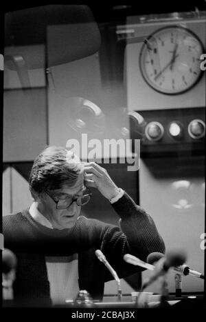 Michael Parkinson als Moderator auf der Desert Island Discs Long Running BBC Radio 4 Programm 1985 fotografiert mit Genehmigung für die Express Magazine Stockfoto