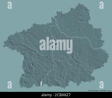 Form von Středočeský, Region der Tschechischen Republik, mit seiner Hauptstadt auf einem einfarbigen Hintergrund isoliert. Farbige Höhenkarte. 3D-Rendering Stockfoto