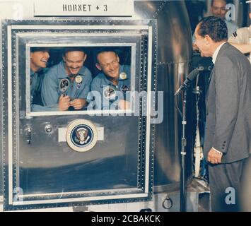 Präsident Richard M. Nixon begrüßt die Apollo 11 Astronauten an Bord des Recovery Ship USS Hornet, 1969. Stockfoto