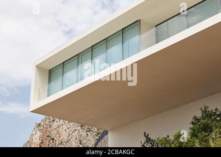 Moderne Gebäudefassade mit Balkon in Weiß. Spanien Stockfoto