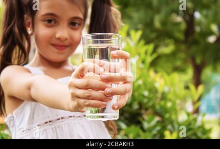 Kind trinkt reines Wasser in nature.selectiv fokus Stockfoto