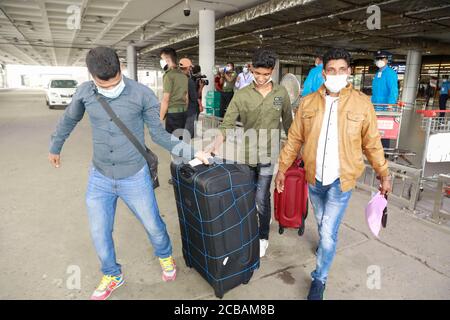 Dhaka, Bangladesch. August 2020. Insgesamt 71 Einwohner Bangladeschs kehrten am 12. August 2020 aus der libanesischen Hauptstadt Beirut zurück, die von Doppelschlag heimgejagt wurde. Sie befand sich auf dem internationalen Flughafen Hazrat Shahjalal in Dhaka, Bangladesch. Ein Flugzeug der Bangladesh Air Force (BAF), das Hilfsmaterial in den Libanon lieferte, brachte die Bangladescher nach Hause zurück. Quelle: Suvra Kanti das/ZUMA Wire/Alamy Live News Stockfoto