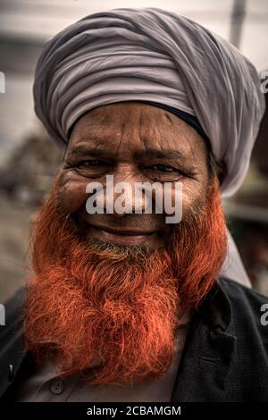 Die älteren muslimischen Mann mit Henna gefärbt Bart vor wichtigen Sikh-tempel Gurudwara Janam Asthan Nankana Sahib das Geburtshaus von Guru Nanak Sahib Ji Pakistan. Stockfoto