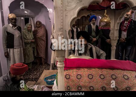 Sikh Gläubige vor wichtigen Sikh-tempel Gurudwara Janam Asthan Nankana Sahib das Geburtshaus von Guru Nanak Sahib Ji Pakistan. Stockfoto