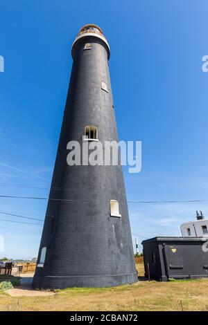 Der alte Leuchtturm am Dungeness Point mit dem neuen Leuchtturm in der Ferne, Kent, England Stockfoto