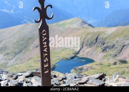 Vall del Riu, Andorra : 2020 08 : Blick auf den See Vall de Riu vom Estanyo-Gipfel in Andorra im Sommer 2020. Stockfoto