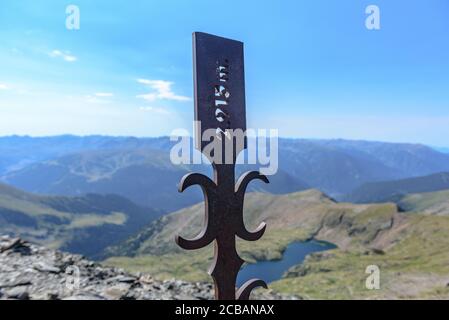 Vall del Riu, Andorra : 2020 08 : Blick auf den See Vall de Riu vom Estanyo-Gipfel in Andorra im Sommer 2020. Stockfoto