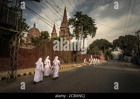 Nonnen auf dem Weg zum Sonntagsgottesdienst in der Kathedrale vom Heiligen Herzen in Lahore in Pakistan. Aus Gründen der Sicherheit und drohende Angriffe, die Straßen in der Umgebung sind geschlossen. Stockfoto