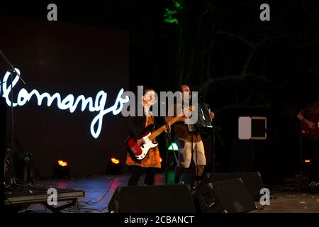 Viseu / Portugal - 07 31 2020: Blick auf ein Abend-und Outdoor-Musical, cubo magico Veranstaltung, Musikkonzert mit einer Frau spielt den Bass und ein Mann spielen Stockfoto