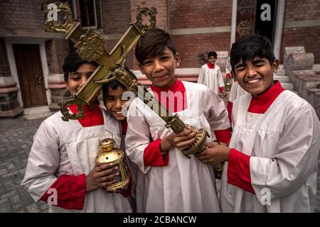 Mess Diners, bereiten Sie sich auf den Sonntagsgottesdienst in der Sacred Heart Cathedral in Lahore in Pakistan. Im Jahr 2015 wurde die Gemeinde in der Kathedrale während eines Bombenanschlags angegriffen, bei dem zahlreiche Opfer gemeldet wurden. Stockfoto