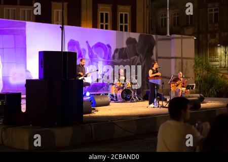Viseu / Portugal - 07 31 2020: Blick auf einen Abend-und Outdoor-Musical, cubo magico Veranstaltung, Jazz-Musik-Konzert, Band mit Schlagzeuger, Gitarrist, Bass und f Stockfoto