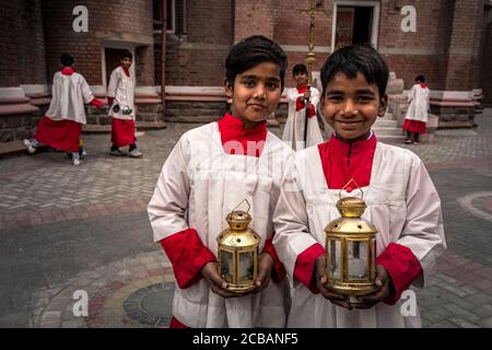 Mess Diners, bereiten Sie sich auf den Sonntagsgottesdienst in der Sacred Heart Cathedral in Lahore in Pakistan. Im Jahr 2015 wurde die Gemeinde in der Kathedrale während eines Bombenanschlags angegriffen, bei dem zahlreiche Opfer gemeldet wurden. Stockfoto