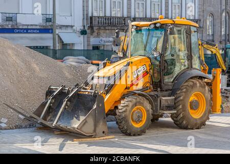 Vila Real / Portugal - 08 01 2020: Blick auf einen Lader-Traktor, der auf der Baustelle neben einem Erdhaufen steht Stockfoto