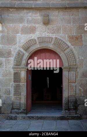 Vila Real / Portugal - 08 01 2020: Seitliche Eingangstür zur Kathedrale von Vila Real, einem gotischen Wahrzeichen in der Innenstadt von Vila Real Stockfoto