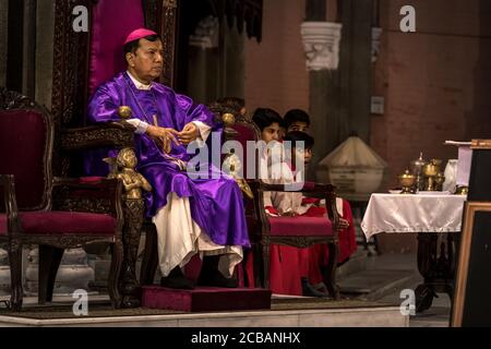 Der Bischof von Lahore, Sebastian Francis Shah, während des Sonntagsgottesdienstes in der Sacred Heart Cathedral in Lahore in Pakistan. Im Jahr 2015 wurde die Gemeinde in der Kathedrale während eines Bombenanschlags angegriffen, bei dem zahlreiche Opfer gemeldet wurden. Stockfoto