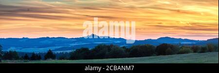 Deutschland, Eifel. Blick von Virneburg Richtung Nürburg Stockfoto