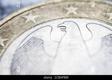 Zwei-Euro-Münze Makro Detail mit deutschen Mäntel Detail. Deutsche 2-Euro-Münze Makroansicht. Extreme Nahaufnahme der europäischen Währung. Geringe Fieltiefe Stockfoto