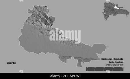 Form von Duarte, Provinz der Dominikanischen Republik, mit seiner Hauptstadt isoliert auf festem Hintergrund. Entfernungsskala, Regionenvorschau und Beschriftungen. Bilevel Stockfoto