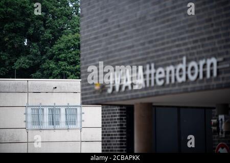 Attendorn, Deutschland. August 2020. An der Fassade eines Gebäudes des Attendorn-Gefängnisses hängt der Schriftzug "JVA Attendorn". Nordrhein-Westfalens Justizminister Biesenbach stellt das aktuelle telemedizinische Pilotprojekt in Gefängnissen vor. Dank digitaler Technologie können Gefangene rund um die Uhr außerhalb der Bürozeiten und innerhalb von Gefängnismauern mit Live-Übertragungen auf medizinische Versorgung zugreifen. Sieben der 36 Gefängnisse in NRW nehmen an dem Pilotprojekt Teil. Quelle: Fabian Strauch/dpa/Alamy Live News Stockfoto