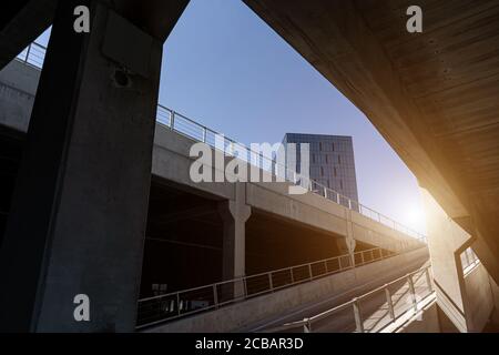 Ausgang zum zweiten Stock des Parkens. Einkaufszentrum. Stockfoto