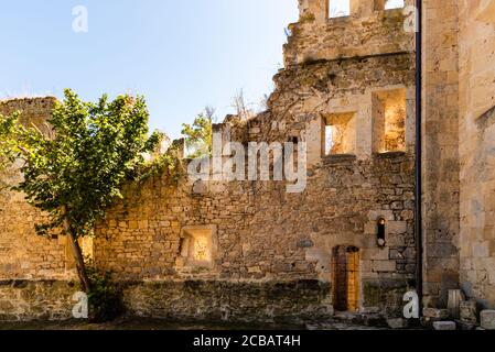 Blick auf die Ruinen eines alten verlassenen Klosters in Santa Maria de Rioseco, Burgos, Stockfoto