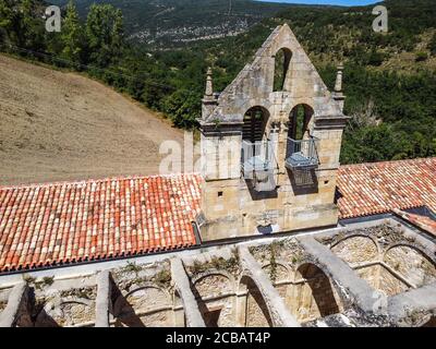 Luftaufnahme der Ruinen eines alten verlassenen Klosters in Santa Maria de rioseco, Burgos, Stockfoto