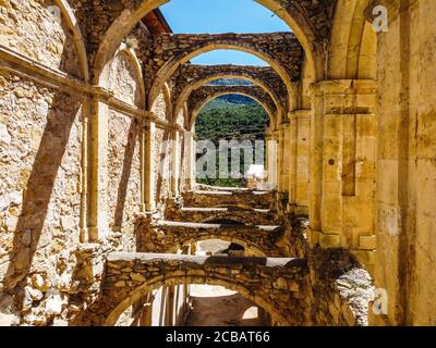 Luftaufnahme der Ruinen eines alten verlassenen Klosters in Santa Maria de rioseco, Burgos, Stockfoto