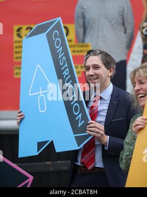 Minister für Weiterbildung und Hochschulbildung Simon Harris und Mary-Liz Trant Executive Director of Skills Development bei SOLAS bei der Ankündigung von 3000 Euro Zuschuss für Arbeitgeber, die auf Auszubildende nehmen mit der Enthüllung einer Plakatwand zur Förderung des Systems in Dublin. Stockfoto