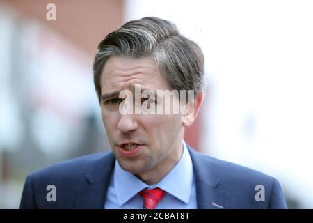 Minister für Weiterbildung und Hochschulbildung Simon Harris bei der Ankündigung von 3000 Euro Zuschuss für Arbeitgeber, die auf Auszubildende nehmen mit der Enthüllung einer Plakatwand zur Förderung des Systems in Dublin. Stockfoto